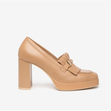 Mocasín de tacón en camel