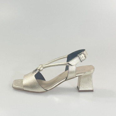 Sandalia metalizada oro