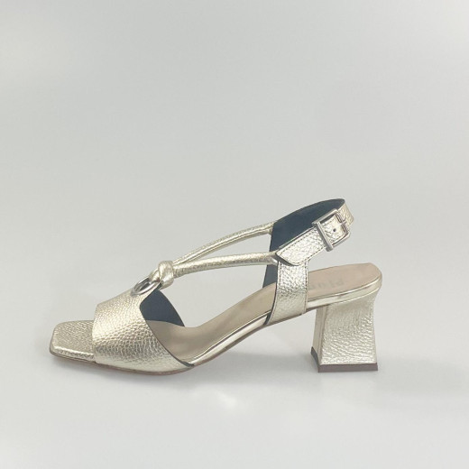Sandalia metalizada oro