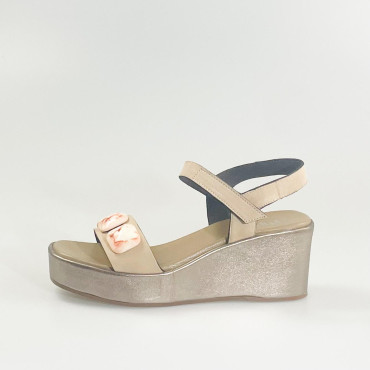 Cuña beige adorno piedras