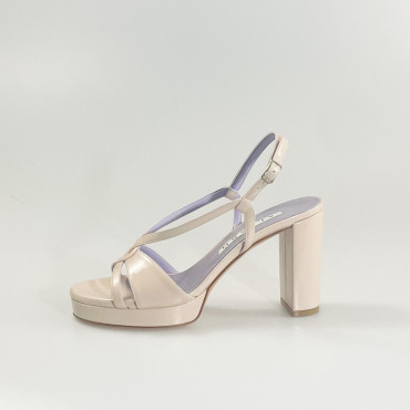 Sandalia plataforma en charol nude