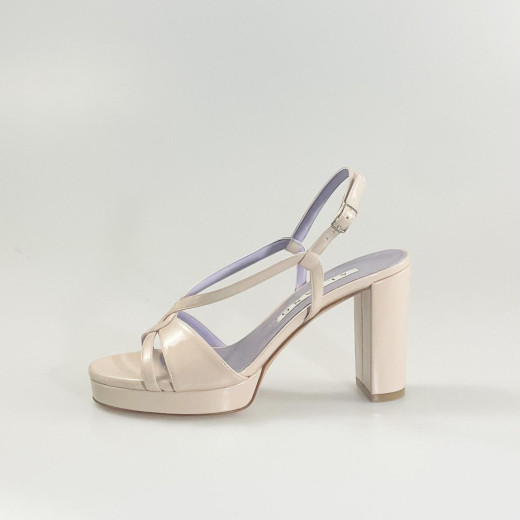 Sandalia plataforma en charol nude
