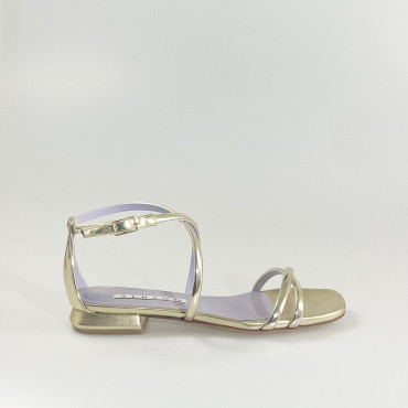 Sandalia plana en oro